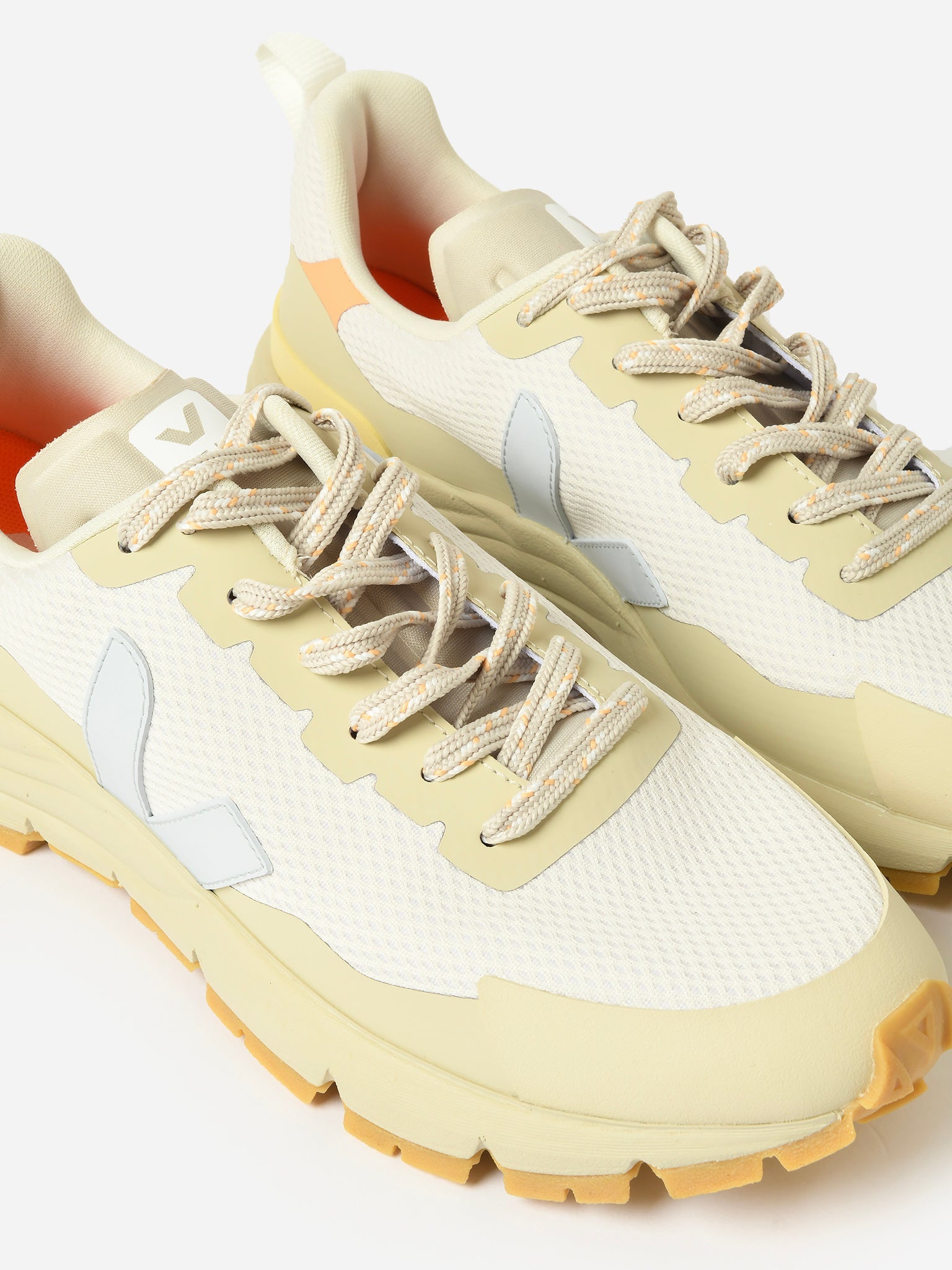 VEJA Women's Dekkan Alveomesh Sneaker