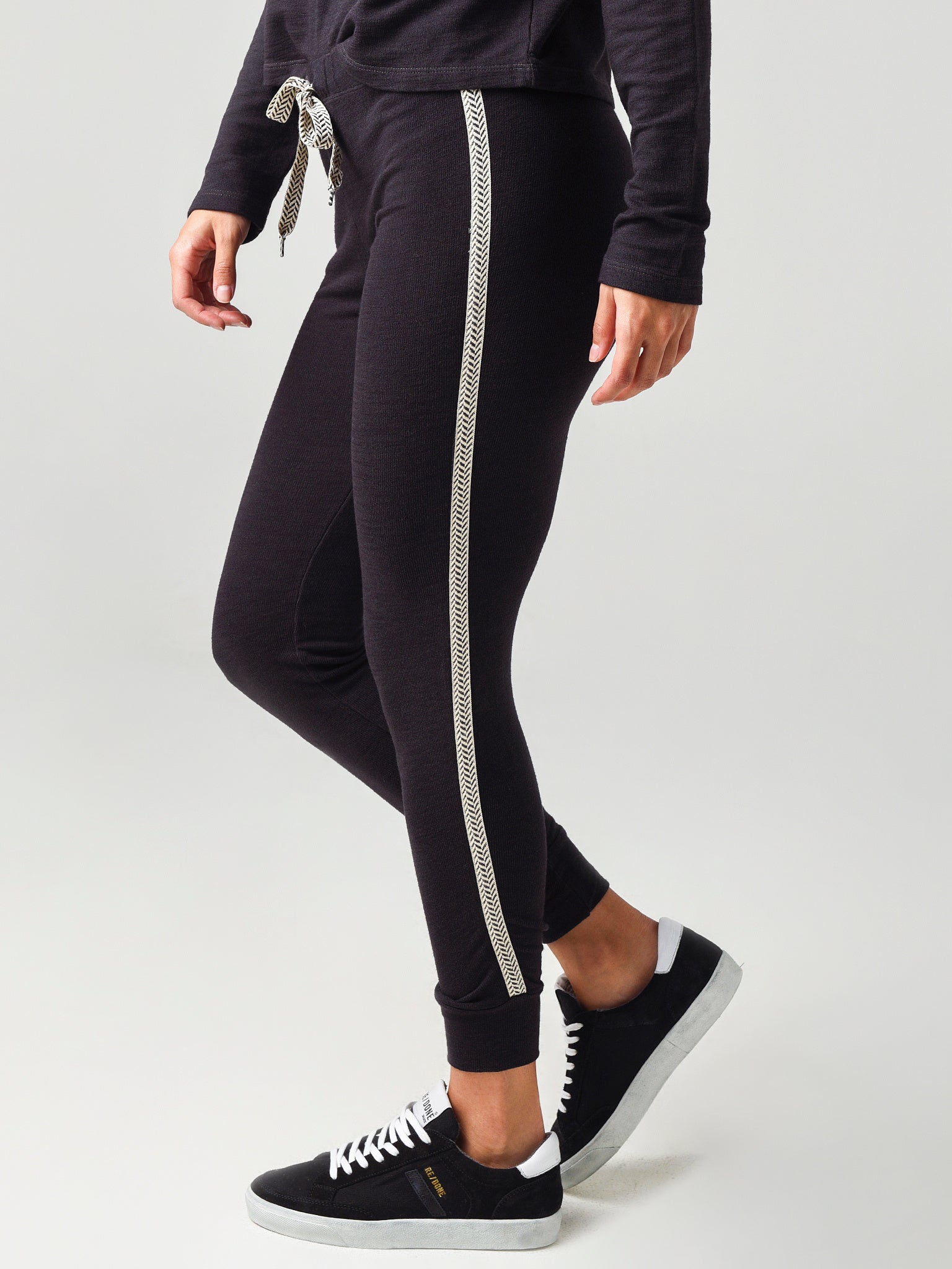 Monrow Women's Skinny Sweats With Chevron Trim