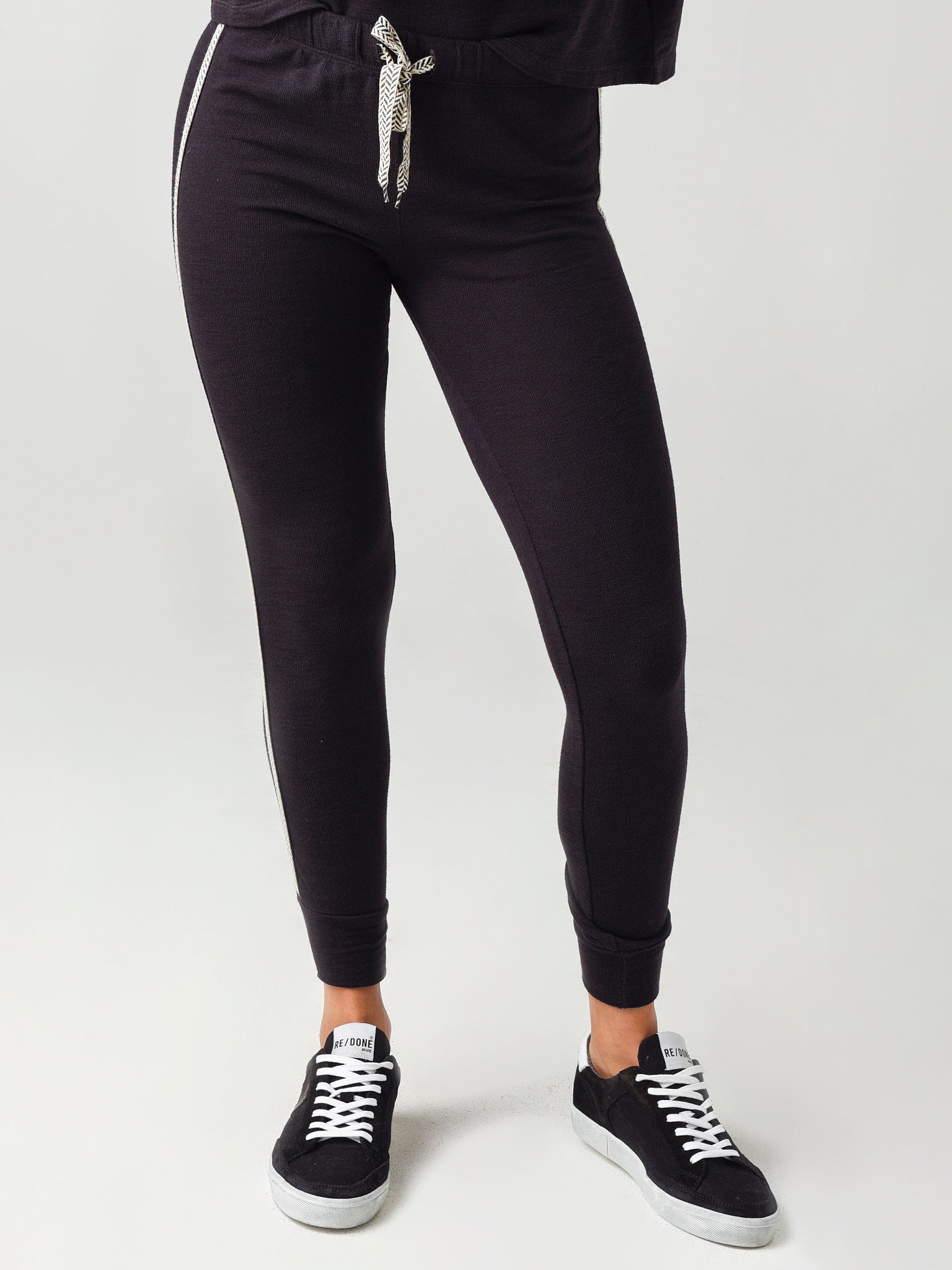 Monrow Women's Skinny Sweats With Chevron Trim