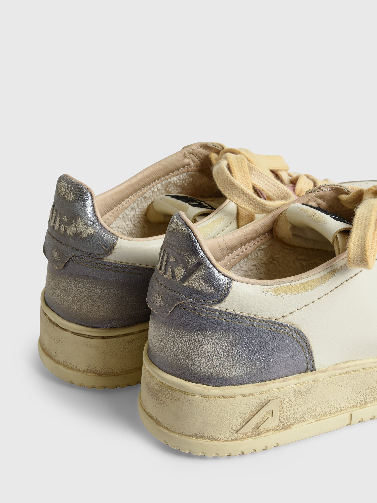 Autry Women's Medalist Low Super Vintage Sneaker