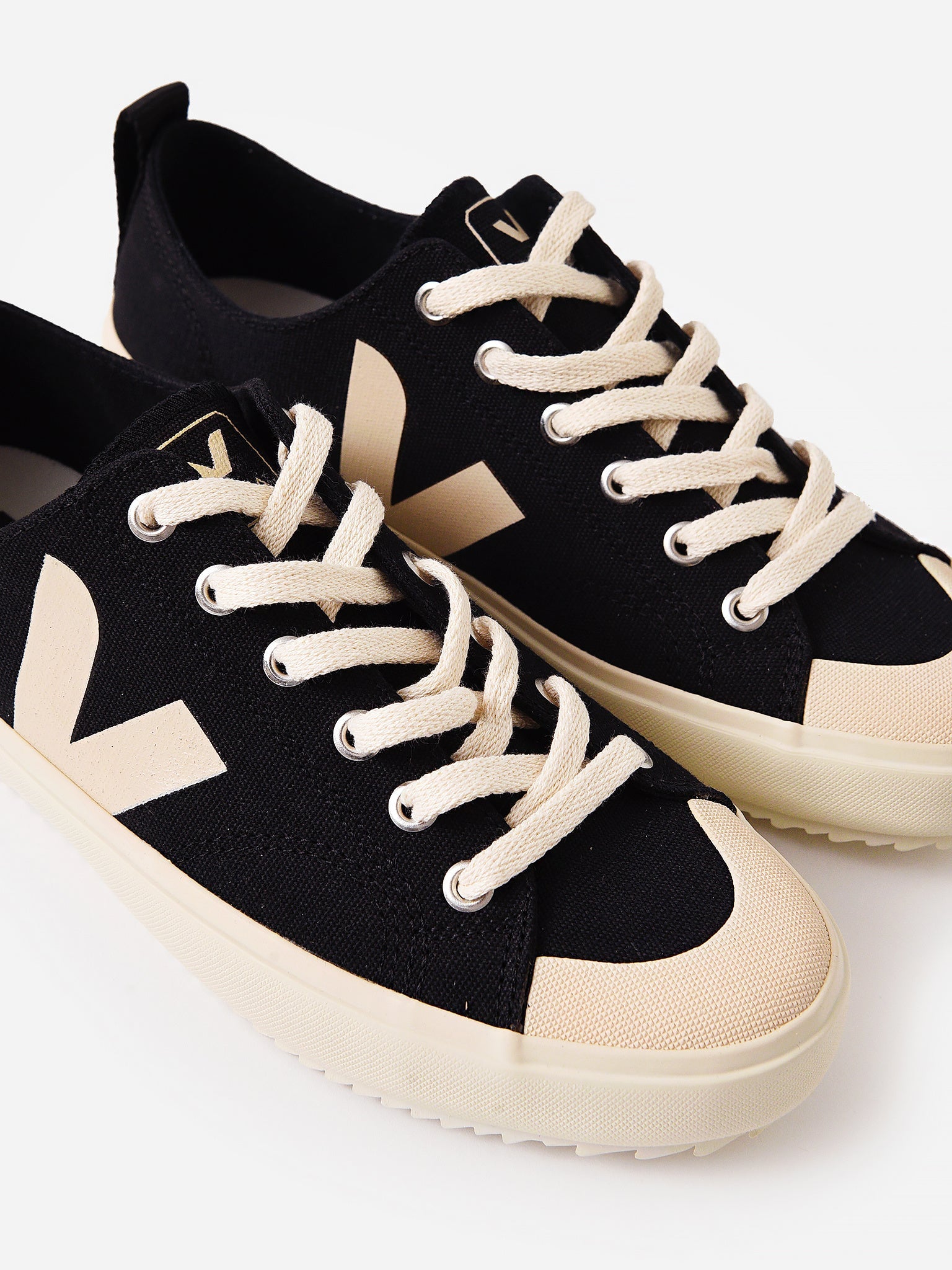 Veja Women's Nova Canvas Sneaker